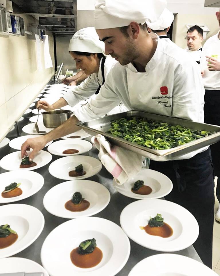 Allievi dello chef Leonardo Marongiu dell'accademia Casa Puddu - turismo enogastronomico in Sardegna