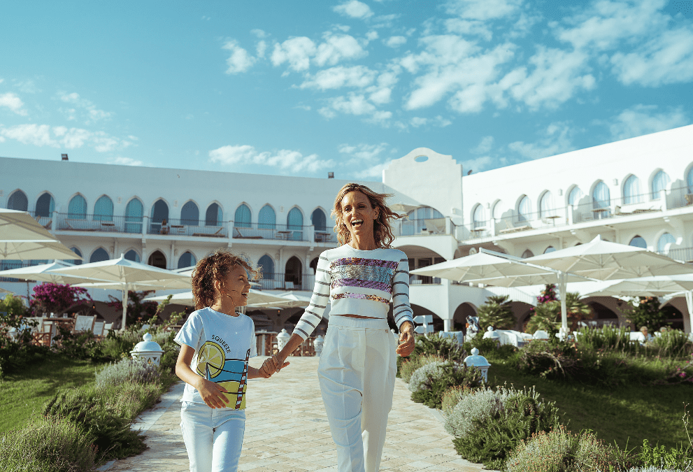 Mamma e figlia al Falkensteiner Capo Boi Family Hotel | digital Marketing in Hotel
