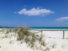 Foto di una spiaggia in Costa Smeralda di Andreas Issleib su Flickr (CC BY-NC-ND 2.0)