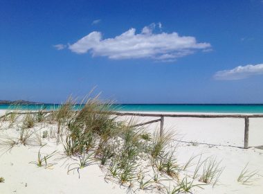 Foto di una spiaggia in Costa Smeralda di Andreas Issleib su Flickr (CC BY-NC-ND 2.0)