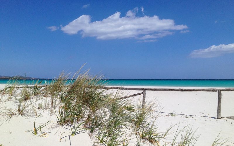 Foto di una spiaggia in Costa Smeralda di Andreas Issleib su Flickr (CC BY-NC-ND 2.0)