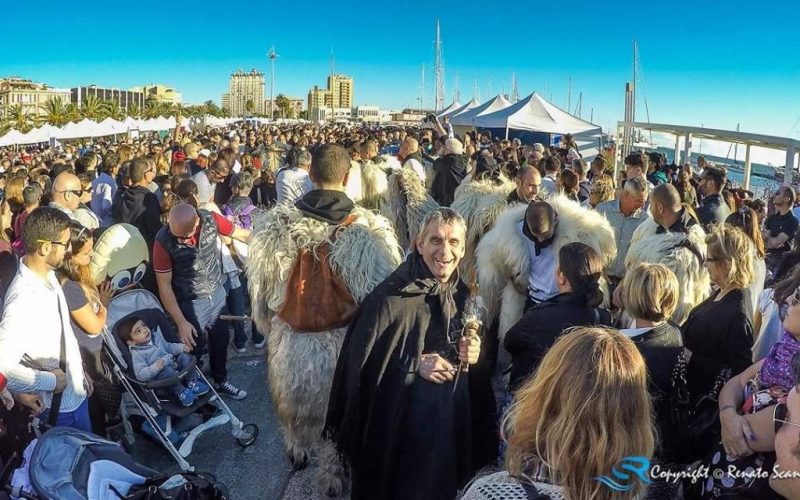 Folla durante lo svolgimento di Invitas