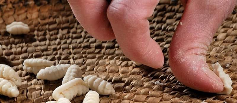 Foto di Maria Carta | La lavorazione del gnocchetto sardo