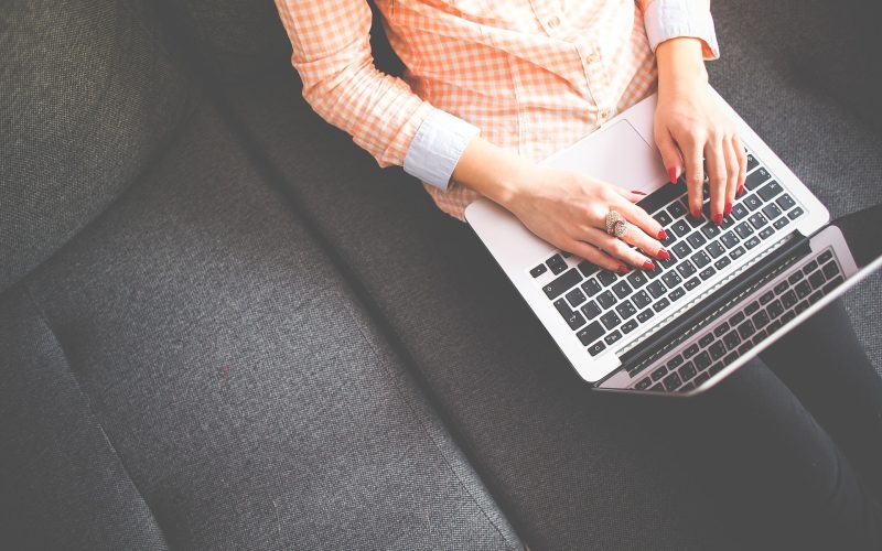 donna alla tastiera di un pc redazione aperiturismo