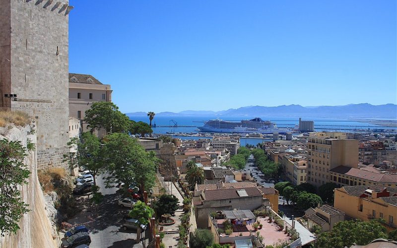 Vista sul porto di Cagliari dal Bastione Santa Croce.