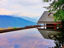 Piscina a sfioro con vista sulla vallata