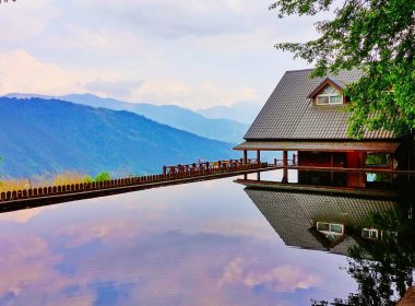 Piscina a sfioro con vista sulla vallata