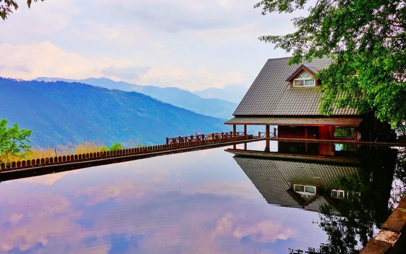 Piscina a sfioro con vista sulla vallata