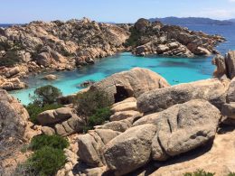 Scorcio di Cala Coticcio, Caprera, Sardegna. Turismo sostenibile in Sardegna a confronto con le Isole Azzorre.