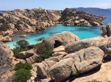 Scorcio di Cala Coticcio, Caprera, Sardegna. Turismo sostenibile in Sardegna a confronto con le Isole Azzorre.