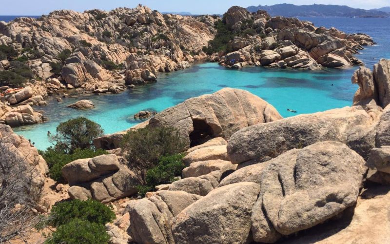 Scorcio di Cala Coticcio, Caprera, Sardegna. Turismo sostenibile in Sardegna a confronto con le Isole Azzorre.