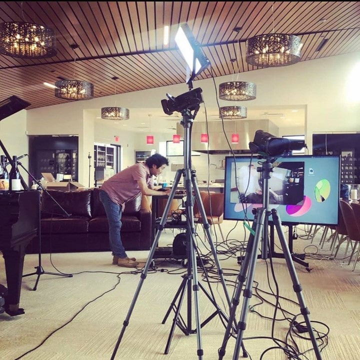 Attrezzature di regia per le dirette delle degustazioni virtuali nella cantina Bouchaine nella Napa Valley