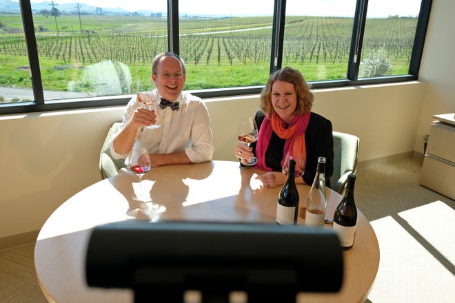 Brian Allard mentre conduce una degustazione virtuale a Bouchaine