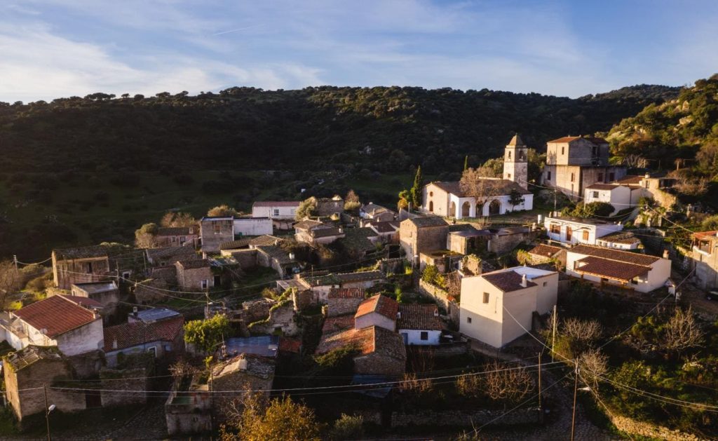 Vista di Lollove dall'alto, borgo rurale in Sardegna.