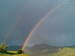 Arcobaleno su montagna