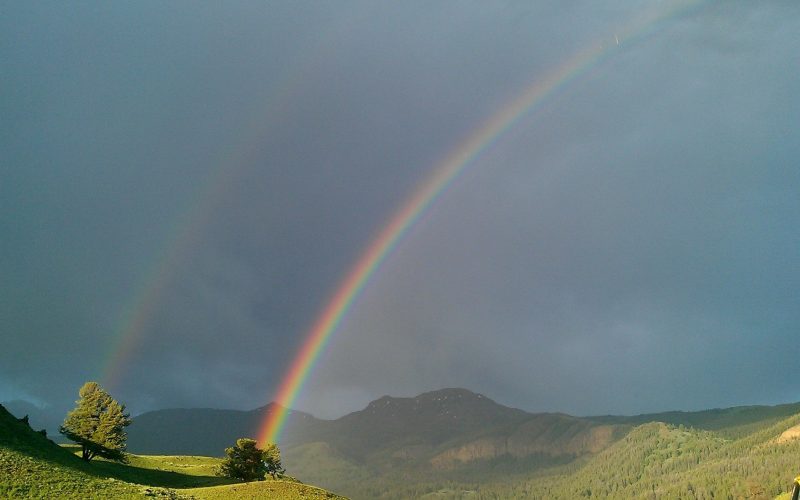 Arcobaleno su montagna
